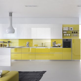 Λευκή και κίτρινη κουζίνα με μαύρες προθέσεις στο εσωτερικό