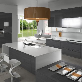 Γκρίζα και λευκή μινιμαλιστική κουζίνα με πορτοκαλί πινελιές.