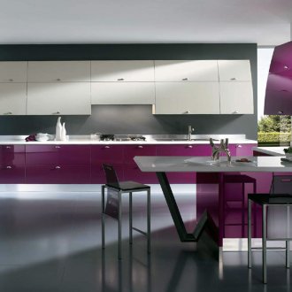 Φούξια, λευκά και γκρίζα χρώματα στο εσωτερικό της κουζίνας με το στυλ του μινιμαλισμού