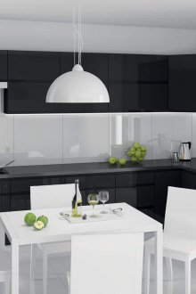 Κομψή ασπρόμαυρη μινιμαλιστική κουζίνα.