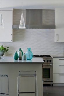 Μικρή μινιμαλιστική κουζίνα με μπλε πινελιές