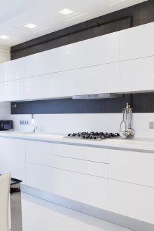 Φωτεινή μαύρη και άσπρη μινιμαλιστική κουζίνα