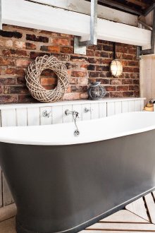 Καφέ και άσπρη μπανιέρα Provence