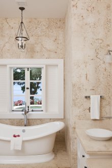 Μπεζ και λευκό μπάνιο σε στιλ Προβηγκίας