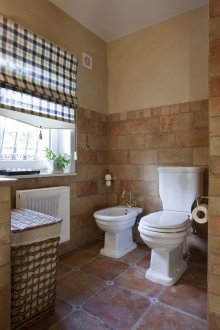 Μπεζ-καφέ μπάνιο σε στυλ Προβηγκίας