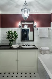 Μοντέρνο εσωτερικό μπάνιο σε στιλ πρότυπων