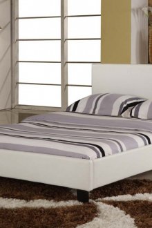 Λευκό δερμάτινο κρεβάτι σε μοντέρνο υπνοδωμάτιο