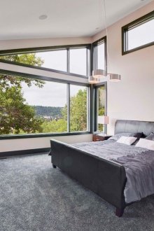 Μαύρο δερμάτινο κρεβάτι στο εσωτερικό του σπιτιού