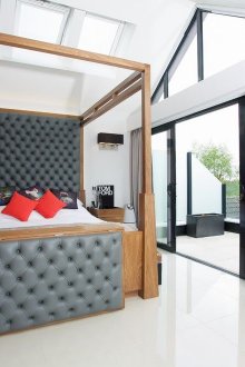 Ξύλινο κρεβάτι διακοσμημένο με γκρι δέρμα