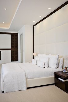 Λευκό δερμάτινο κρεβάτι και δερμάτινο τοίχο