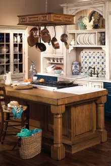 Καφέ, λευκό και μπλε χρώματα σε εσωτερικό χώρο κουζίνας Provence