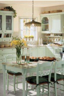 Μπεζ-μιντς κουζίνα στο στυλ της Προβηγκίας