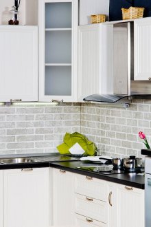 Τζάκι ποδιά σε ένα εσωτερικό κουζίνα της Προβηγκίας