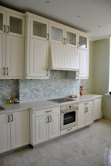 Μικρή ποδιά μπάρμπεκιου σε μια φωτεινή κουζίνα στυλ Provence