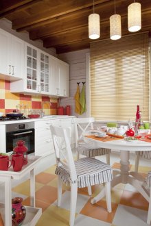 Λευκό, κόκκινο και πορτοκαλί χρώματα σε εσωτερικό χώρο κουζίνας Provence