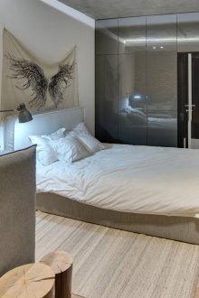 Cozy υπνοδωμάτιο στο στυλ του μινιμαλισμού