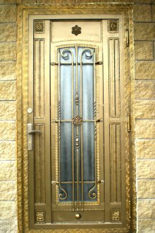 Χρυσή μεταλλική πόρτα