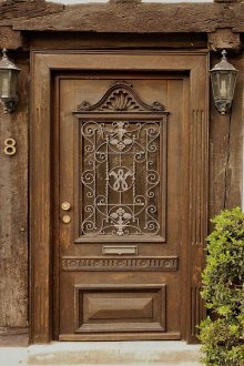 Όμορφη ξύλινη πόρτα εισόδου