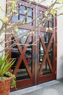 Όμορφες πόρτες εισόδου με ένθετα από γυαλί