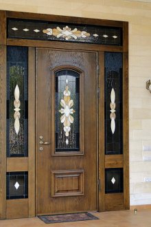 Μπροστινή πόρτα από ξύλο και βιτρό