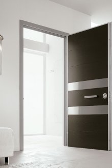 Μαύρη και ασημένια πόρτα εισόδου στο διαμέρισμα