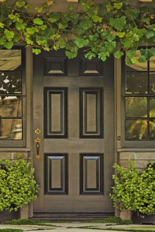 Μαύρη πόρτα μεταξύ των παραθύρων