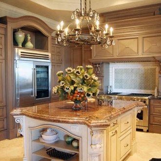 Κλασική κουζίνα με πέτρινη επιφάνεια εργασίας