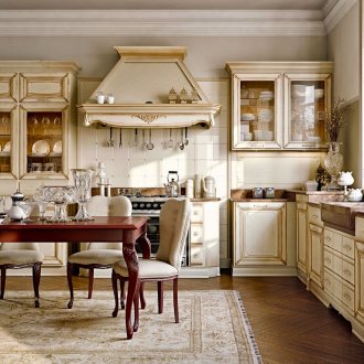 Μπεζ κλασσική κουζίνα με κόκκινο τραπέζι.