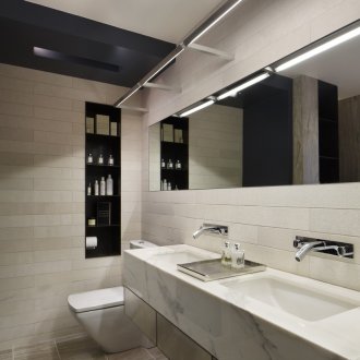 Κρέμα-μαύρη μπανιέρα σε μοντέρνο στυλ