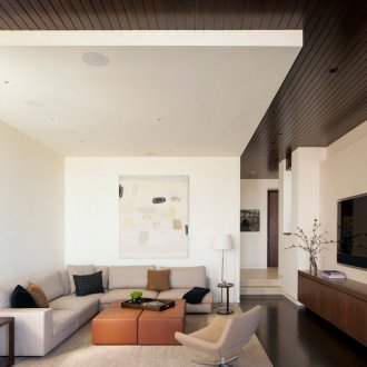 Μπεζ, ασπρόμαυρα χρώματα στο σαλόνι με το στυλ του μινιμαλισμού.