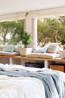 Πλαίσιο παραθύρου - καναπέ-ανοιχτό σύστημα αποθήκευσης στο υπνοδωμάτιο