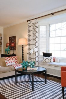 Ο άνετος καναπές παραθύρου στο σαλόνι