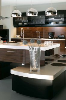 Μοντέρνα πολυεπίπεδη κουζίνα μοντέρνου στυλ