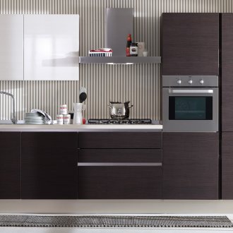 Καφέ και λευκή κουζίνα