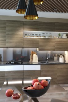 Κομψή καφετιά κουζίνα με μοντέρνο στυλ.