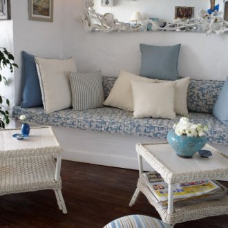 Λευκό και μπλε σαλόνι Provence