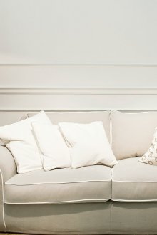 Μοντέρνο φωτεινό σαλόνι σε νεοκλασικό στιλ