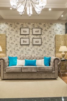 Μπεζ και μαύρο νεοκλασικό σαλόνι