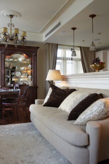 Συνδυασμένο σαλόνι-τραπεζαρία σε νεοκλασικό στιλ