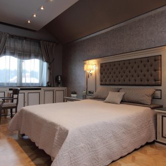 Νεοκλασικό υπνοδωμάτιο με χαλαρωτικά χρώματα