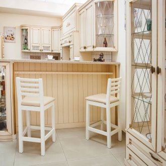 Λευκή και μπεζ κουζίνα με νεοκλασικό μετρητή μπαρ