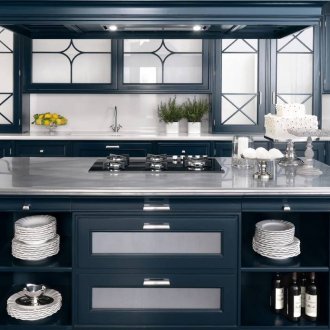 Λευκό, μπλε και καφέ χρώματα στο εσωτερικό της κουζίνας σε νεοκλασικό στιλ