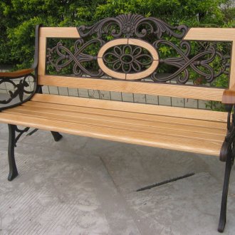 Κομψό ξύλινο και μεταλλικό παγκάκι με στοιχεία από σφυρήλατο σίδερο