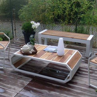 Αίθριο με πάγκο και άλλα έπιπλα