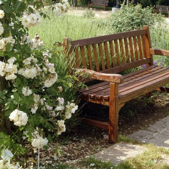 Ξύλινο παγκάκι σε μια μικρή περιοχή