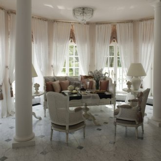 Λευκό καθιστικό με στήλες σε γαλλικό στιλ