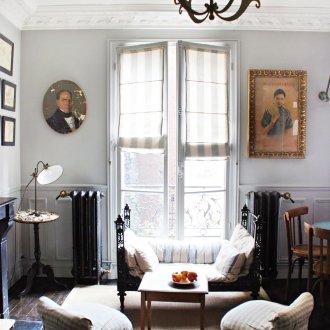 Μικρό ζεστό σαλόνι με γαλλικό στιλ