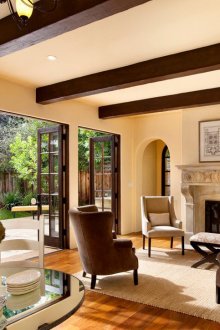 Μπεζ τοίχους στο σαλόνι με τζάκι σε γαλλικό στιλ