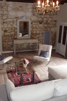 Πέτρινο τοίχο διακόσμηση και λευκούς τοίχους στο σαλόνι γαλλικού στυλ