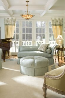 Κομψή διακόσμηση καθιστικού σε γαλλικό στιλ